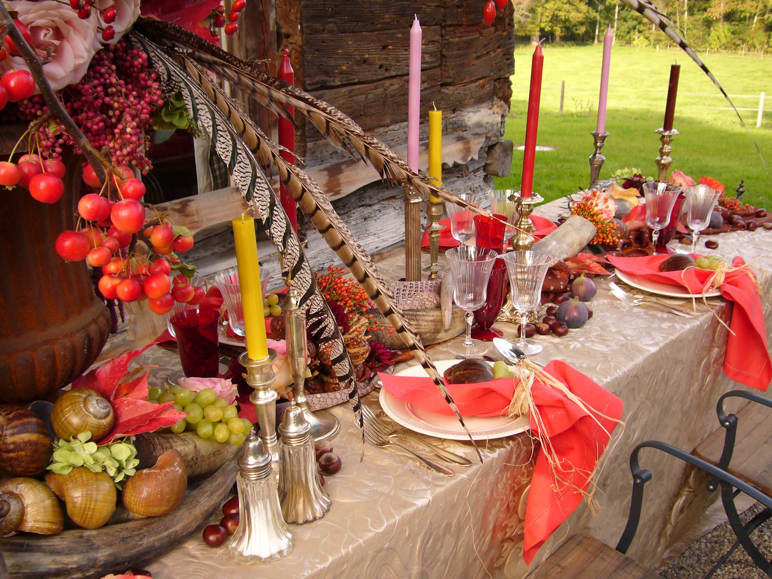 Herbstlich gedeckter Tisch auf dem Lande