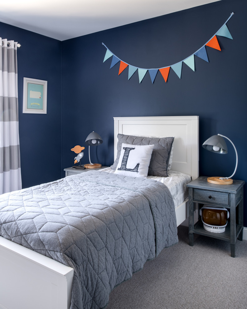 Immagine di una piccola cameretta per bambini da 4 a 10 anni country con pareti blu, moquette e pavimento grigio