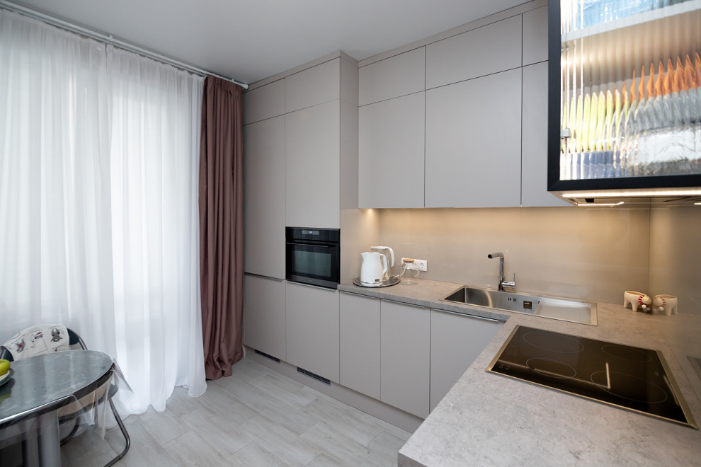 Современная угловая кухня в нежно-сером цвете