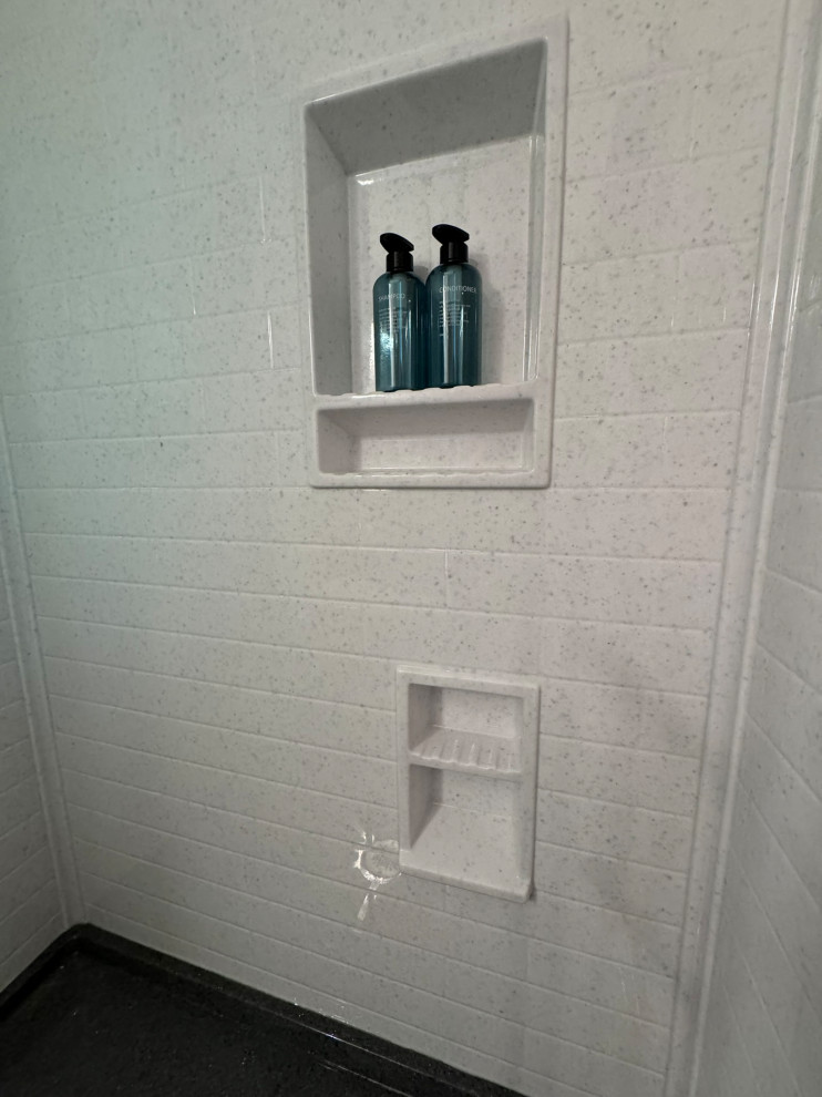 Teal Lake Owner's Bathroom