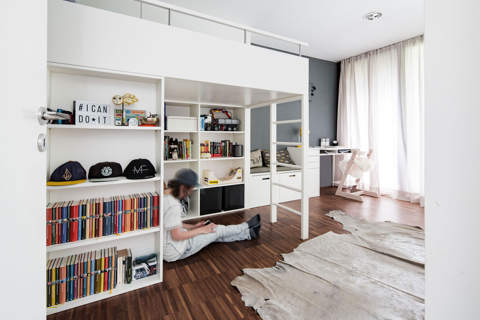 Photo of a mid-sized scandinavian kids' room for boys in Munich with grey walls.