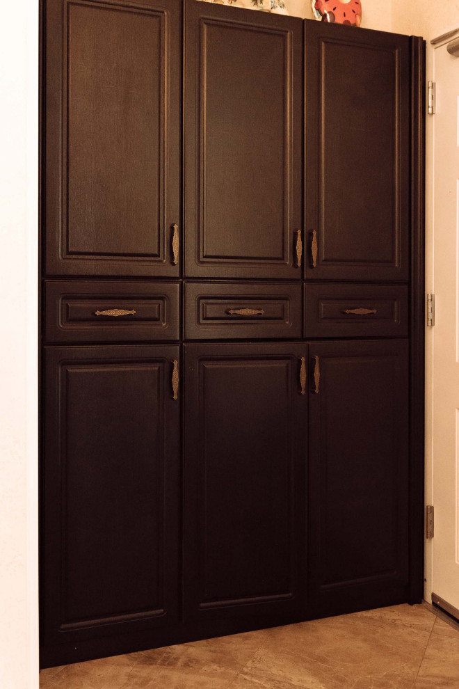Идея дизайна: входная дверь среднего размера: освещение в классическом стиле с бежевыми стенами, полом из керамической плитки, двустворчатой входной дверью, входной дверью из темного дерева, коричневым полом, кессонным потолком и обоями на стенах