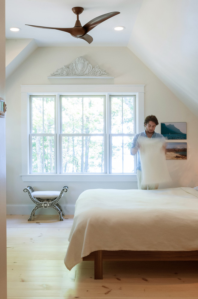 Mid-sized transitional home design photo