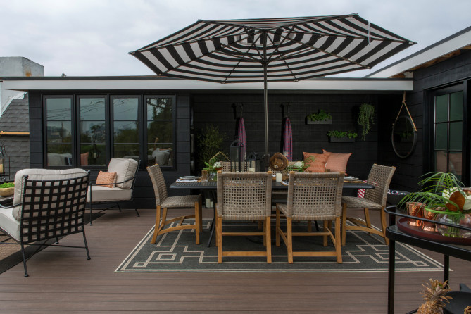 Mid-sized transitional rooftop deck in Los Angeles with an awning.