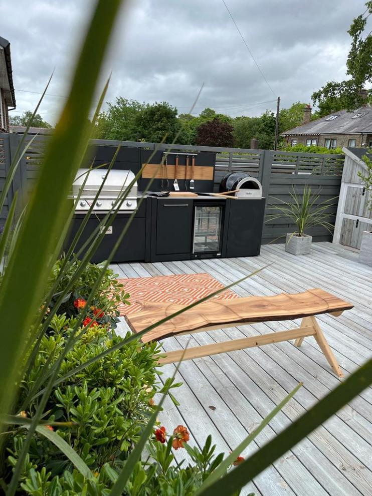 Пример оригинального дизайна: маленькая терраса на заднем дворе в современном стиле с летней кухней без защиты от солнца для на участке и в саду