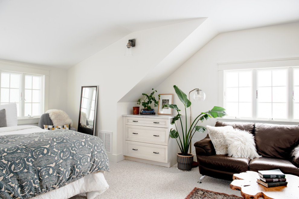 На фото: маленькая спальня в стиле неоклассика (современная классика) с белыми стенами, ковровым покрытием, белым полом и сводчатым потолком для на участке и в саду с
