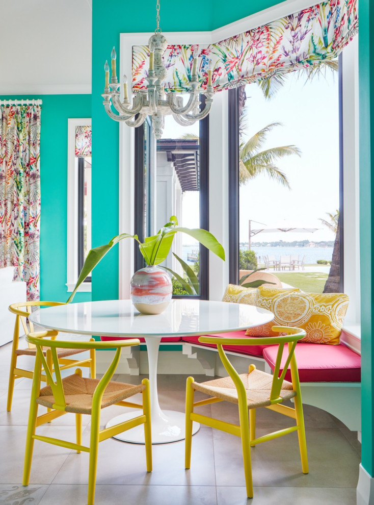 Immagine di un angolo colazione tropicale con pareti blu e pavimento grigio