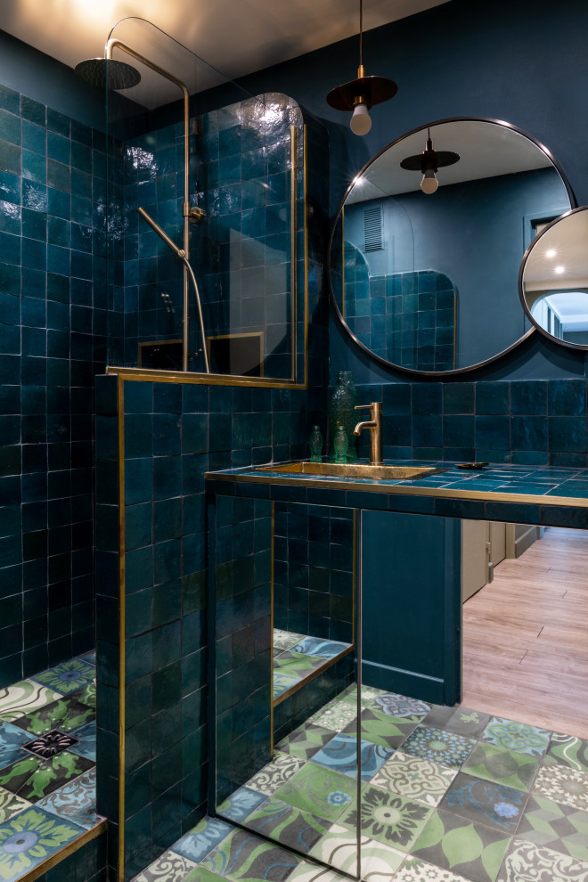 Immagine di una piccola stanza da bagno con doccia design con consolle stile comò, doccia aperta, piastrelle blu, piastrelle in ceramica, pareti blu, pavimento in cementine, lavabo sottopiano, top piastrellato, top blu, lavanderia, un lavabo e mobile bagno incassato
