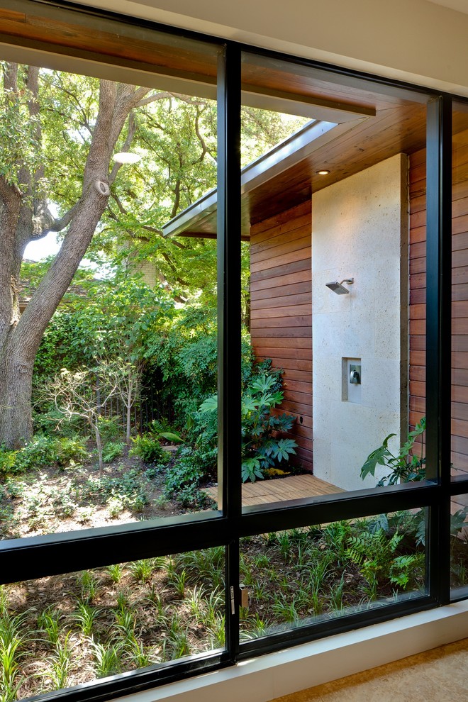 Inspiration for a midcentury backyard patio in Dallas with an outdoor shower.