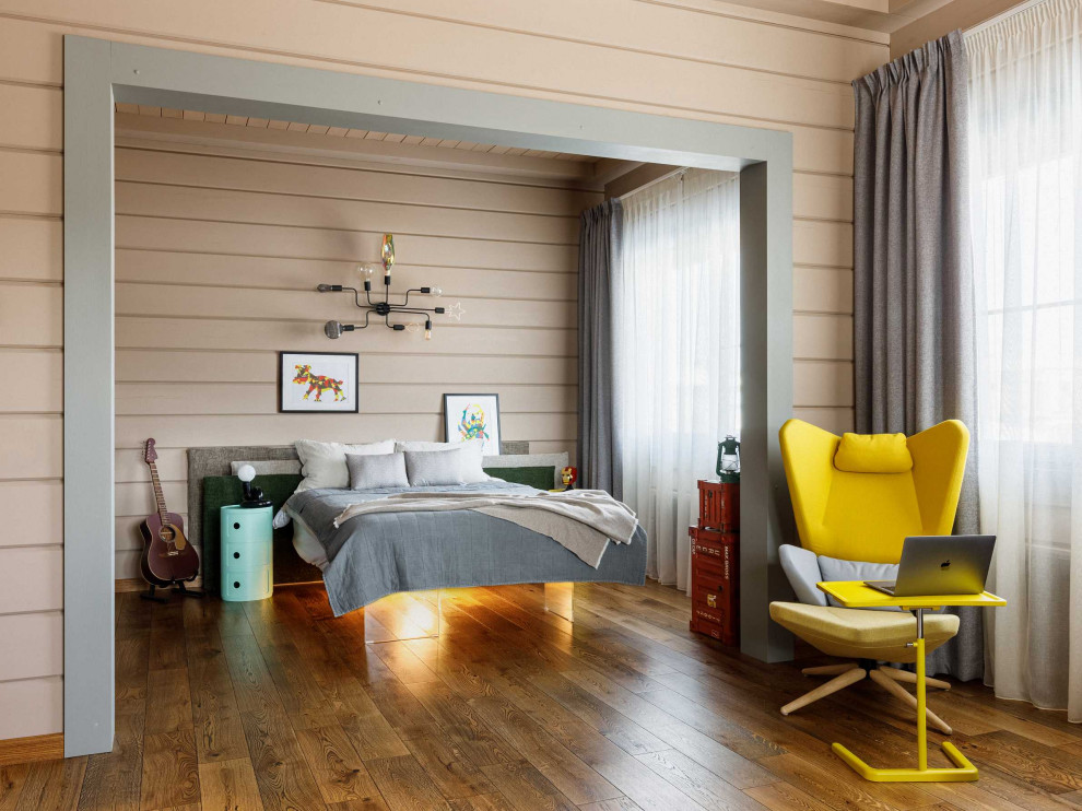 Пример оригинального дизайна: большая детская в стиле рустика с спальным местом, бежевыми стенами, паркетным полом среднего тона, желтым полом, балками на потолке и деревянными стенами для подростка, мальчика