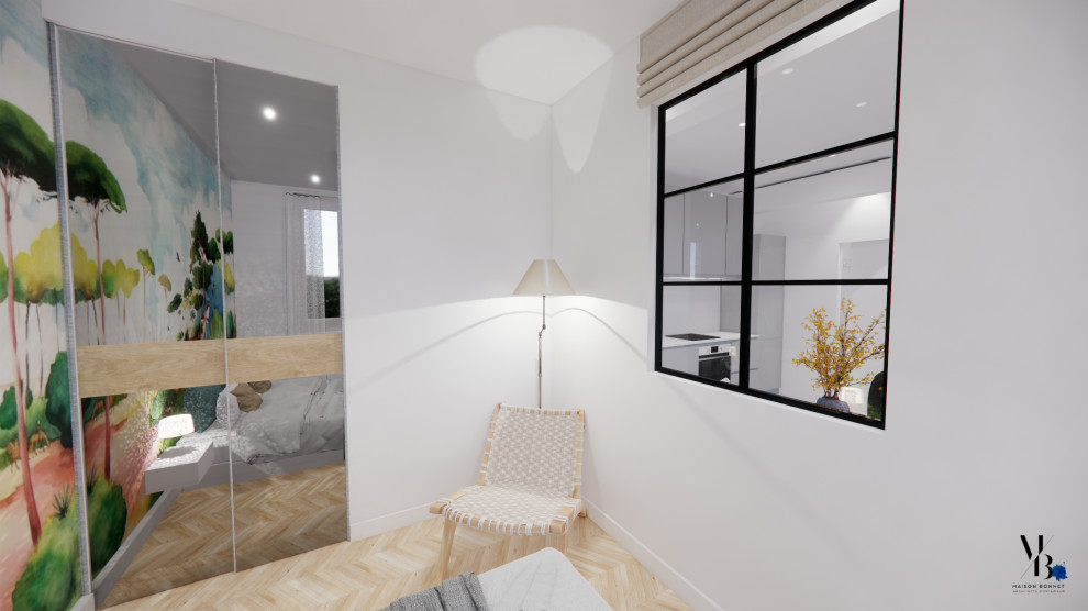 Imagen de dormitorio principal minimalista de tamaño medio sin chimenea con paredes blancas, suelo de madera clara, suelo beige y papel pintado