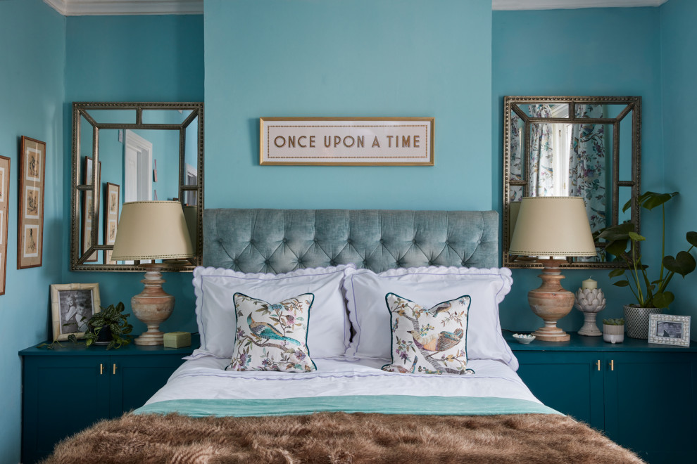 Свежая идея для дизайна: хозяйская спальня среднего размера в современном стиле с синими стенами, ковровым покрытием и бежевым полом - отличное фото интерьера