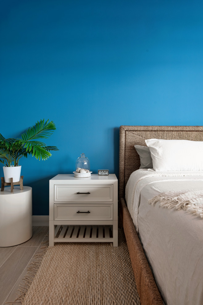 На фото: хозяйская спальня среднего размера в морском стиле с синими стенами, полом из керамогранита и бежевым полом