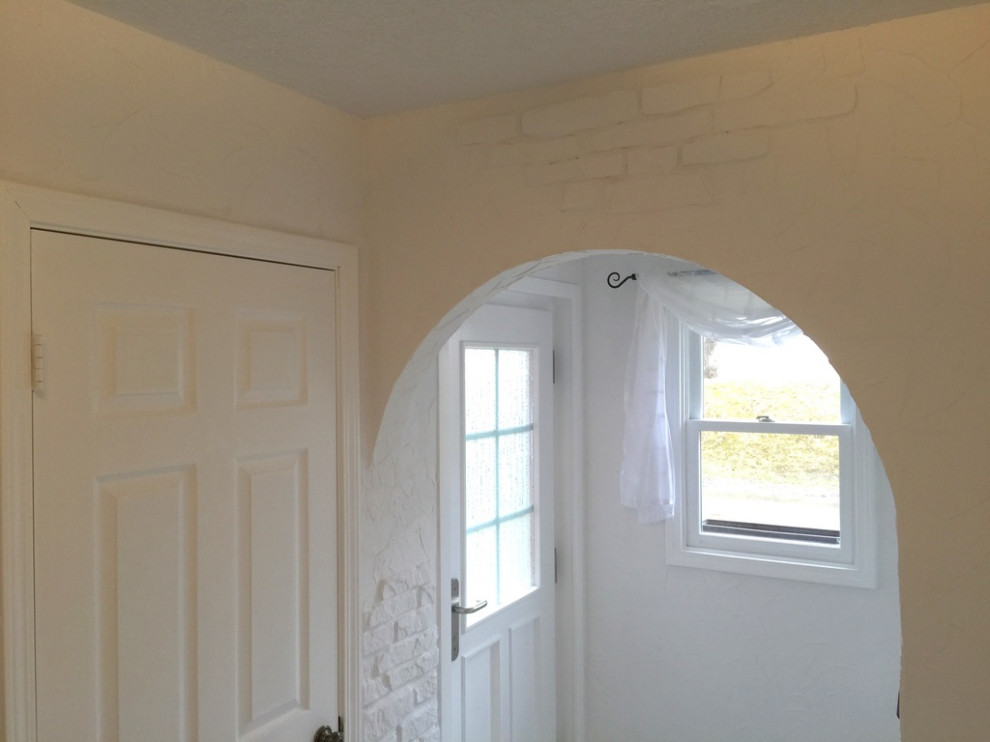 Источник вдохновения для домашнего уюта: коридор среднего размера в современном стиле с белыми стенами, полом из терраццо и белым полом