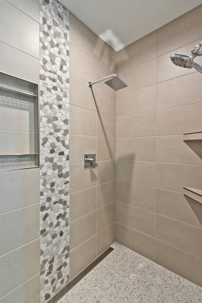 Immagine di una stanza da bagno padronale chic con piastrelle beige, piastrelle in gres porcellanato e nicchia