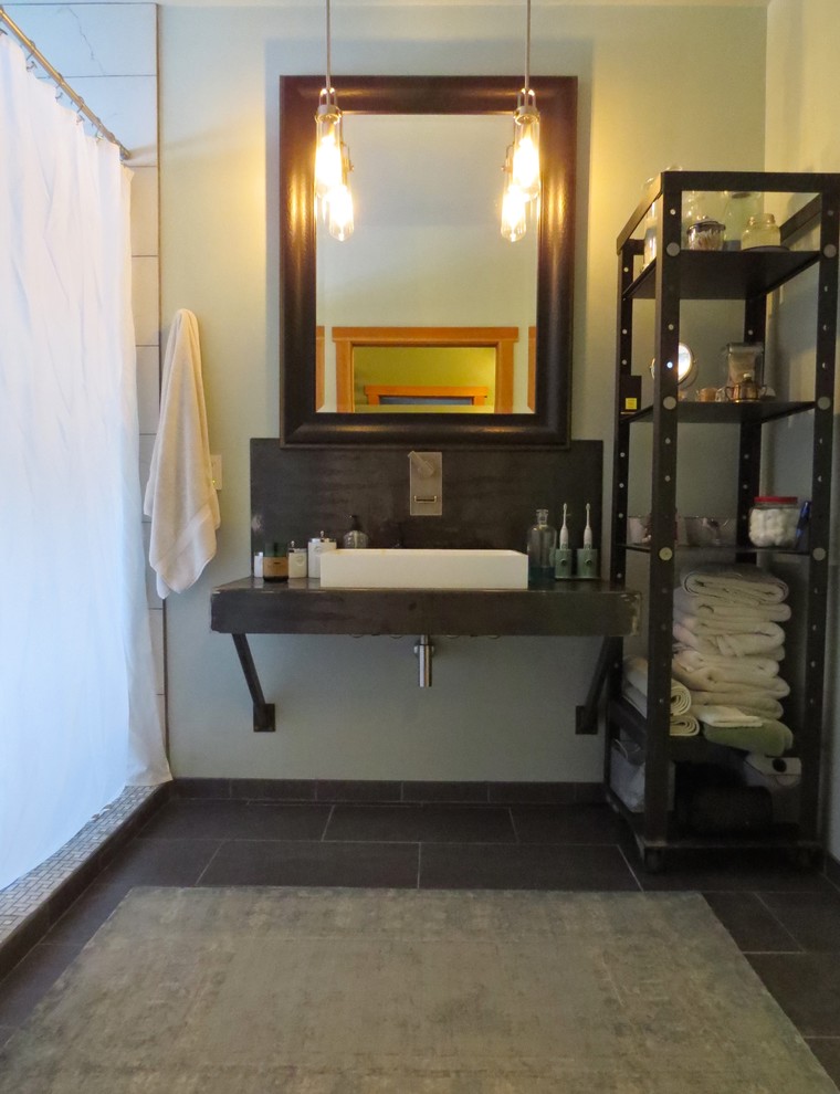 Идея дизайна: большая главная ванная комната в стиле лофт с открытыми фасадами, серыми фасадами, японской ванной, душем над ванной, унитазом-моноблоком, зеленой плиткой, керамогранитной плиткой, зелеными стенами, полом из керамогранита, настольной раковиной, серым полом и шторкой для ванной