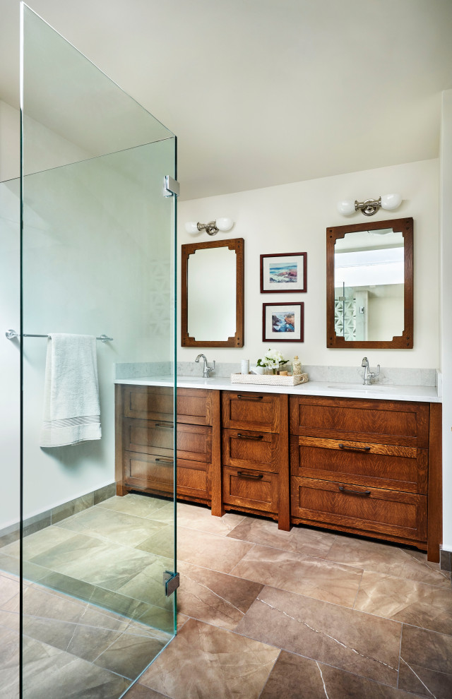 Exempel på ett mellanstort klassiskt grå grått en-suite badrum, med skåp i shakerstil, skåp i mellenmörkt trä, en kantlös dusch, grå kakel, porslinskakel, vita väggar, klinkergolv i porslin, ett undermonterad handfat, bänkskiva i kvarts, brunt golv och dusch med gångjärnsdörr