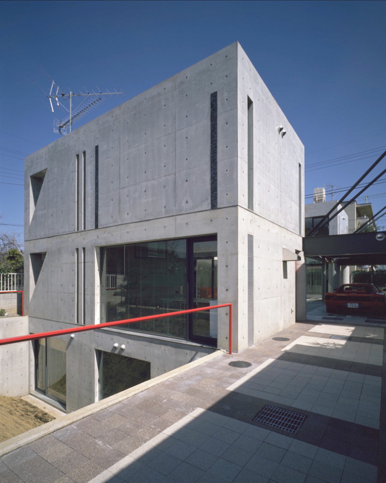 Modern inredning av ett mellanstort grått hus, med två våningar och platt tak