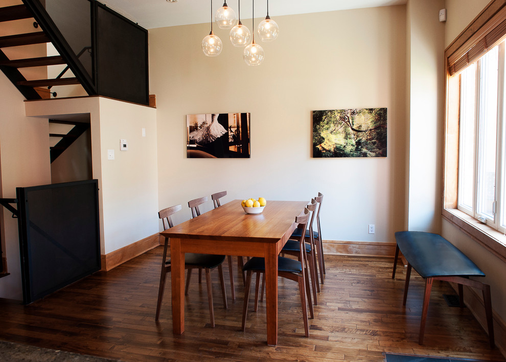 Example of a minimalist dining room design in Toronto