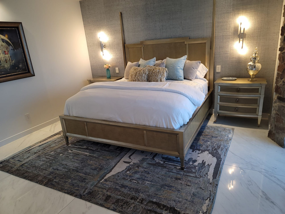 フェニックスにあるコンテンポラリースタイルのおしゃれな客用寝室 (大理石の床、白い床) のインテリア
