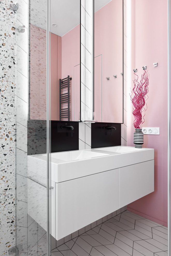 На фото: главная ванная комната среднего размера в современном стиле с плоскими фасадами, белыми фасадами, отдельно стоящей ванной, душем в нише, инсталляцией, белой плиткой, керамической плиткой, розовыми стенами, полом из керамической плитки, настольной раковиной, столешницей из искусственного камня, белым полом, душем с распашными дверями, белой столешницей, окном, тумбой под две раковины и подвесной тумбой