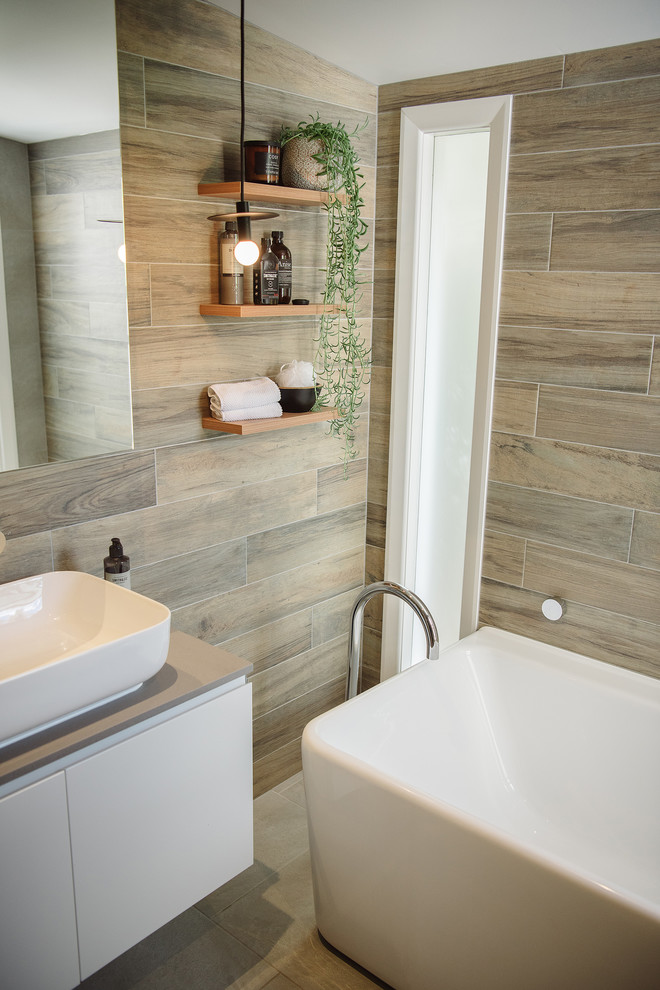 Contemporary bathroom in Brisbane.