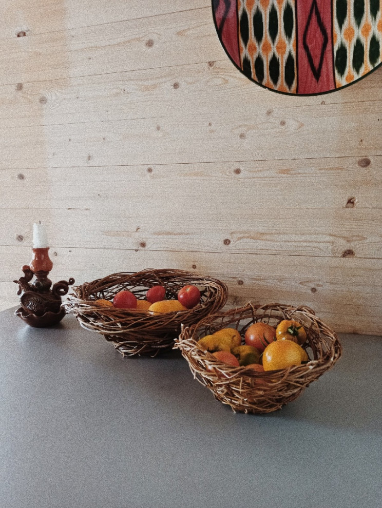 Тарелка плетеная из ивовой лозы в свободной технике