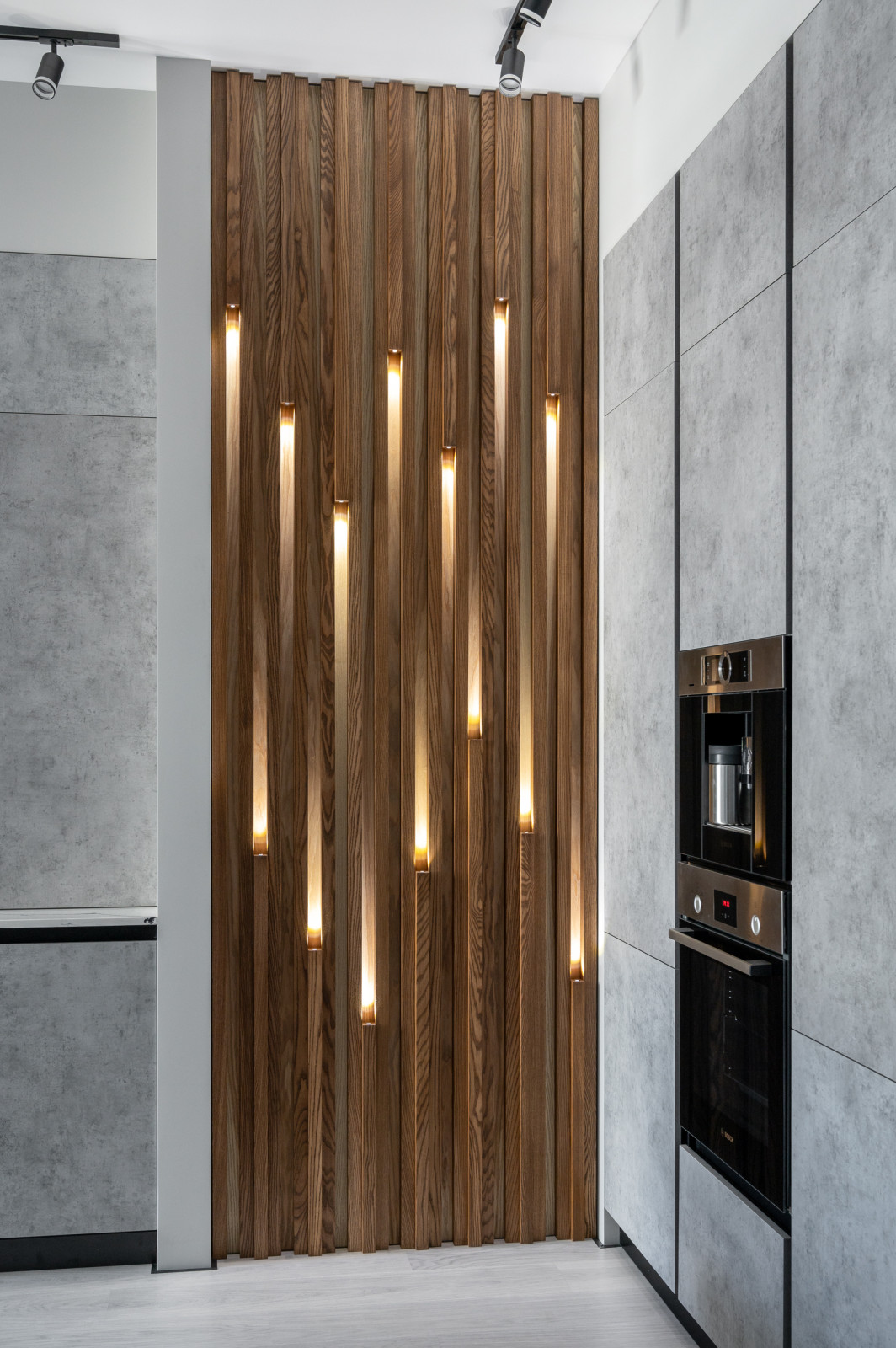 Стеновая панель с торцевой подсветкой из массива Ясеня