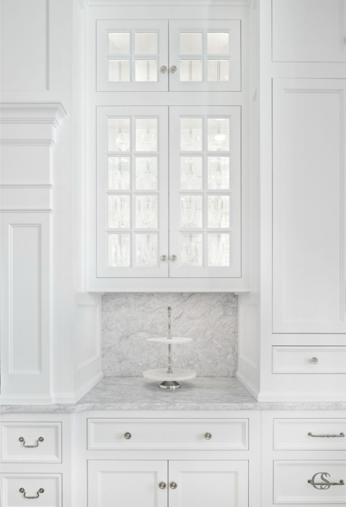 Стильный дизайн: столовая в классическом стиле с белыми стенами - последний тренд
