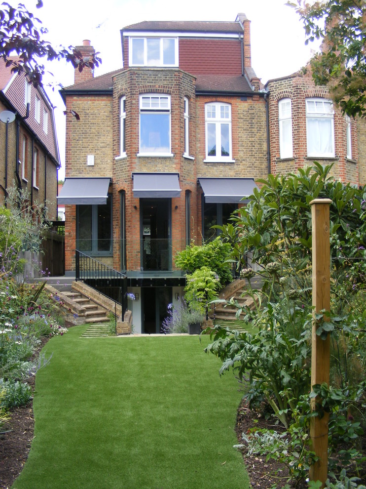 Inspiration for a traditional backyard garden in London.