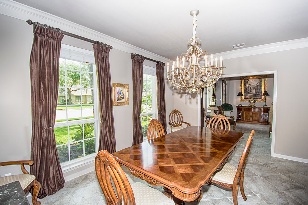Example of a classic dining room design in Houston