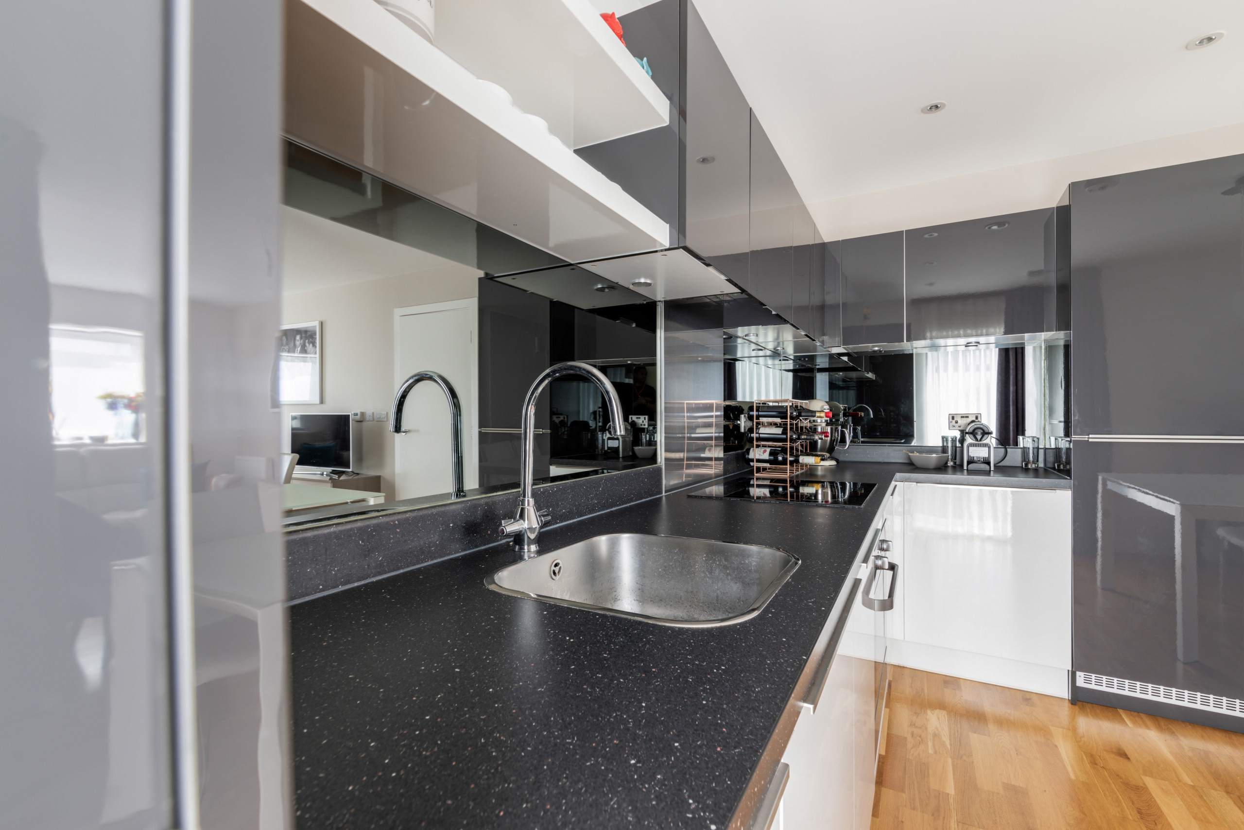 Kitchen - contemporary kitchen idea in London