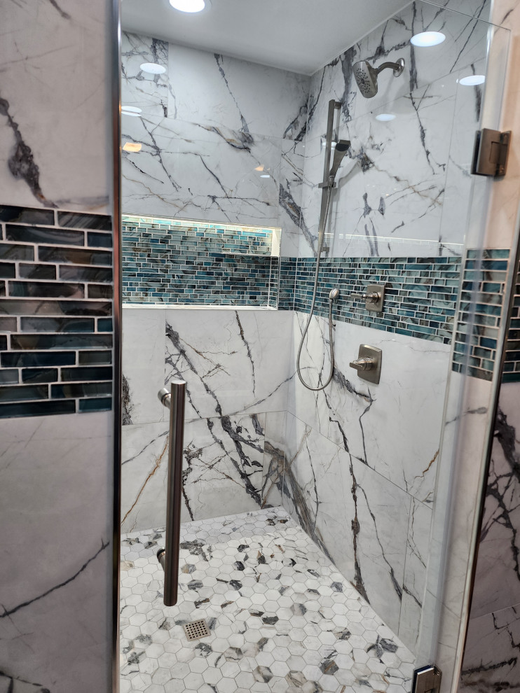 Imagen de cuarto de baño moderno grande con ducha doble, baldosas y/o azulejos de porcelana, suelo de baldosas de porcelana y ducha con puerta con bisagras
