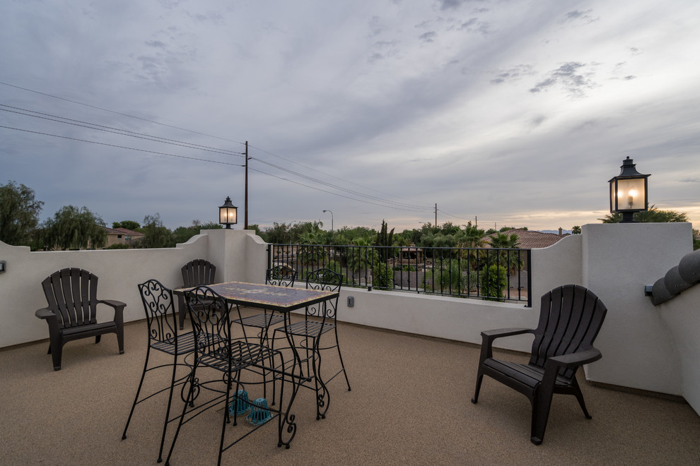 Transitional home design photo in Phoenix