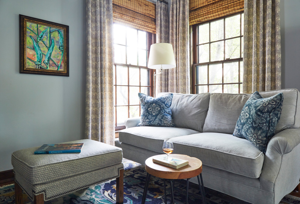 На фото: изолированная гостиная комната среднего размера в классическом стиле с синими стенами, паркетным полом среднего тона, стандартным камином, фасадом камина из плитки, отдельно стоящим телевизором и коричневым полом с