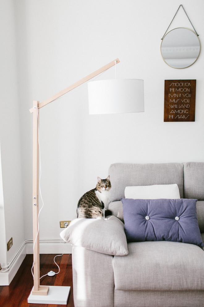 Imagen de salón para visitas abierto nórdico de tamaño medio sin chimenea con paredes blancas y suelo de madera oscura