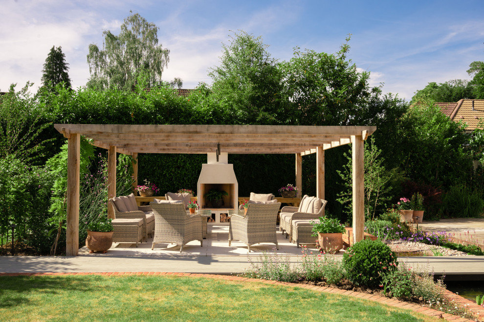 Diseño de patio campestre de tamaño medio con chimenea