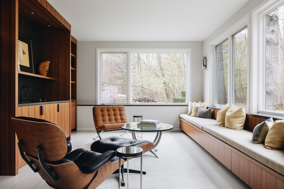 Offenes Retro Wohnzimmer mit Hausbar, beiger Wandfarbe, Porzellan-Bodenfliesen und grauem Boden in Grand Rapids