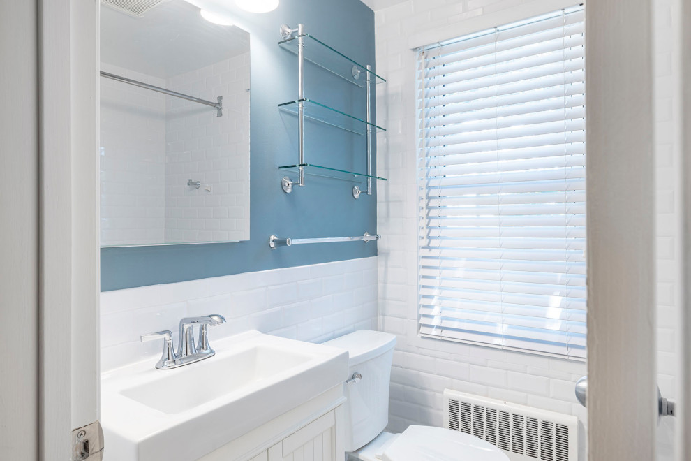 Свежая идея для дизайна: маленькая главная ванная комната в стиле кантри с фасадами в стиле шейкер, белыми фасадами, полновстраиваемой ванной, душем над ванной, унитазом-моноблоком, белой плиткой, керамической плиткой, синими стенами, полом из керамической плитки, монолитной раковиной, столешницей из искусственного камня, разноцветным полом, шторкой для ванной, белой столешницей, нишей, тумбой под одну раковину и напольной тумбой для на участке и в саду - отличное фото интерьера