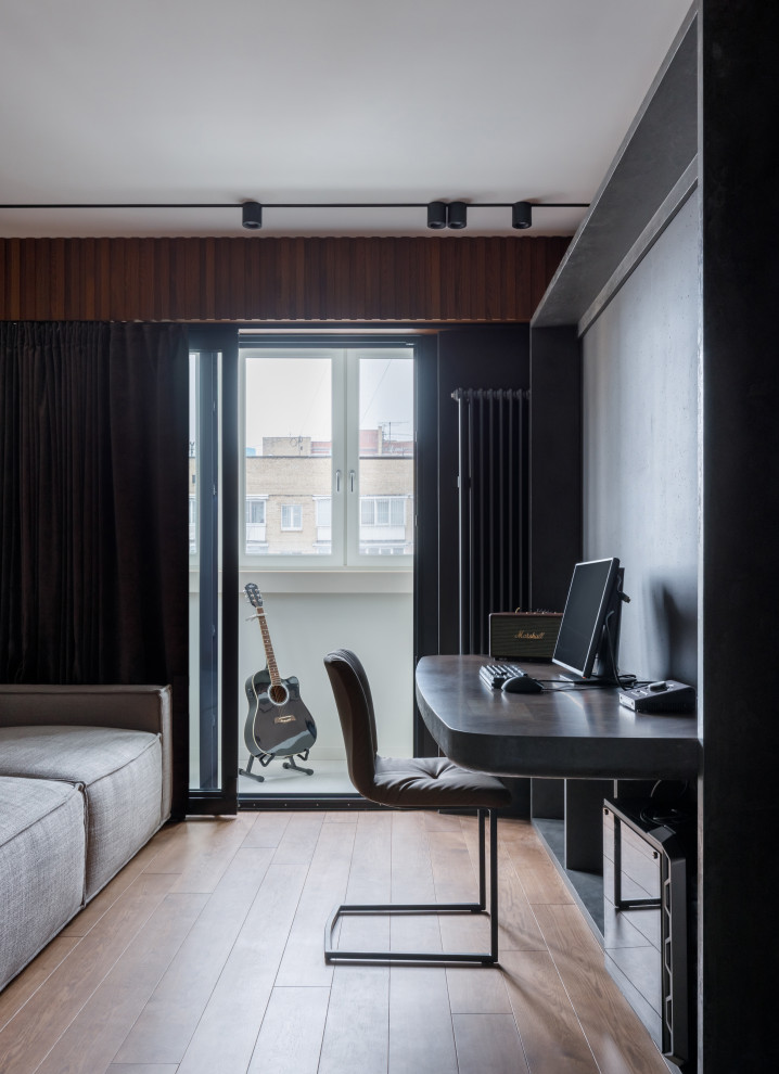 Mittelgroßes Modernes Arbeitszimmer mit Arbeitsplatz, grauer Wandfarbe, dunklem Holzboden, Einbau-Schreibtisch, braunem Boden und Holzwänden in Moskau