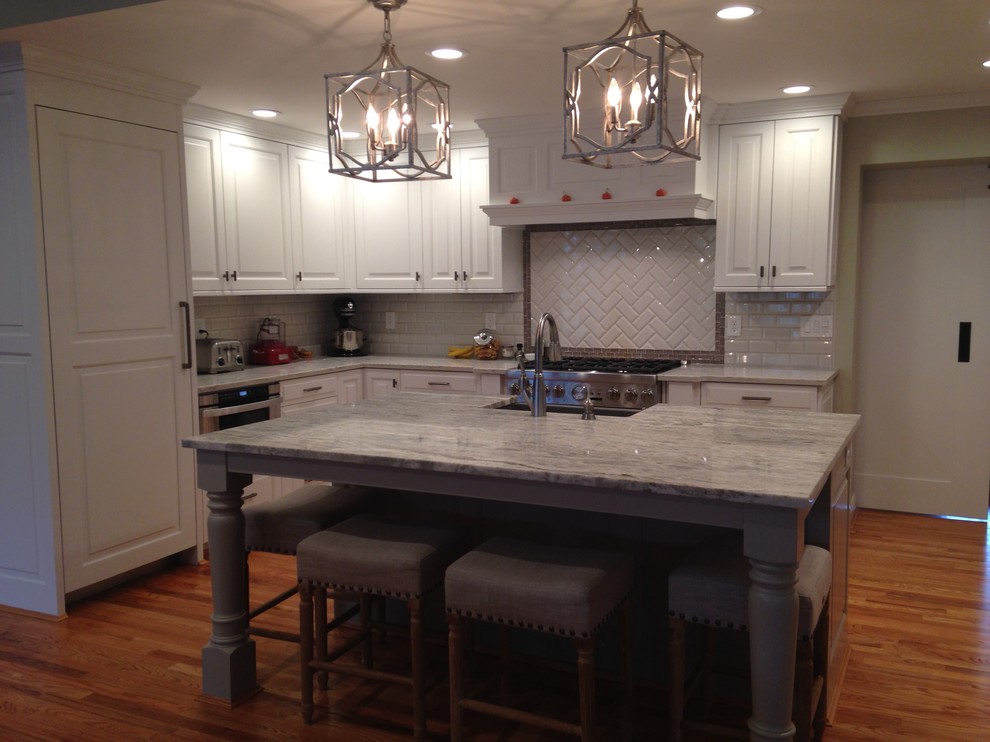 Mid-sized transitional kitchen photo in Cincinnati