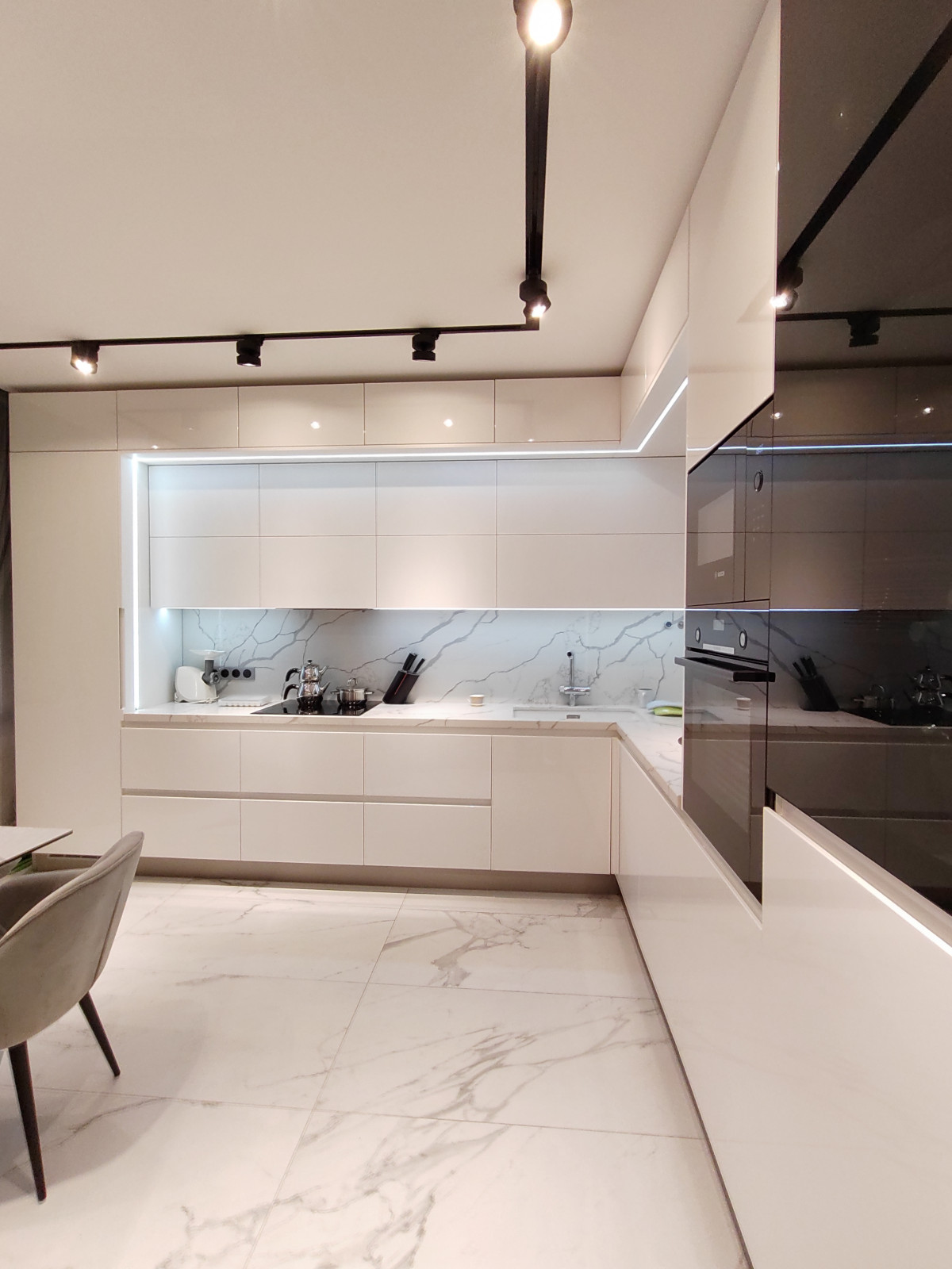 Кухня угловая, "PROFILO lucentezza".