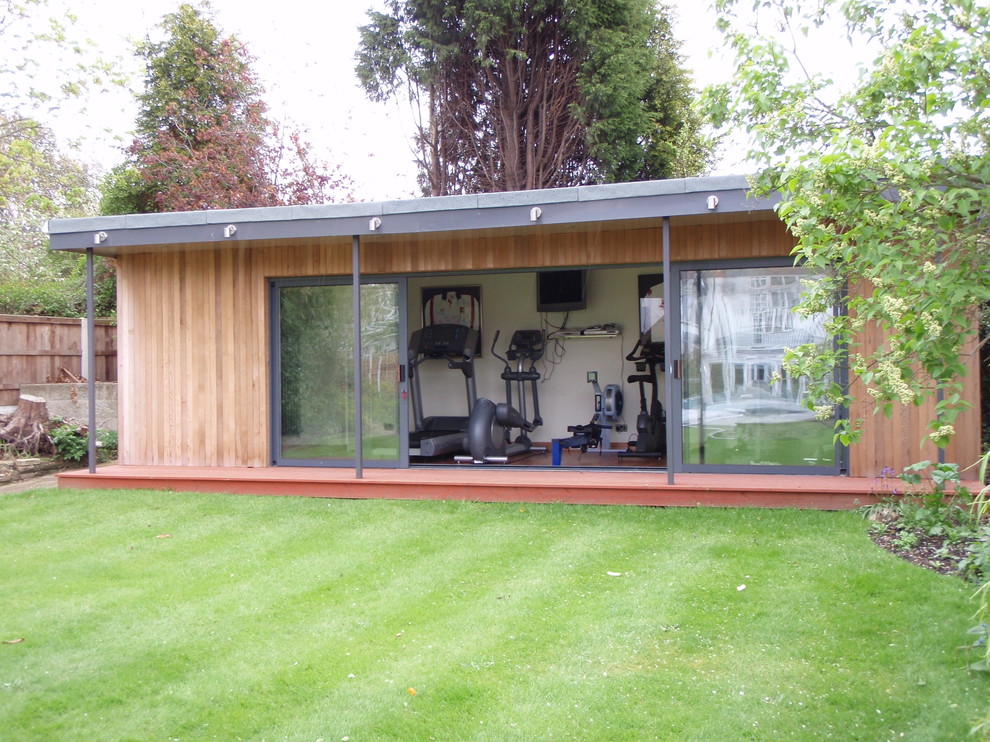 Inspiration for a mid-sized modern home gym in Essex.