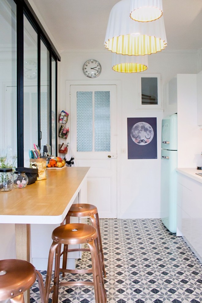 Inspiration for a small scandinavian galley eat-in kitchen in Paris with coloured appliances.