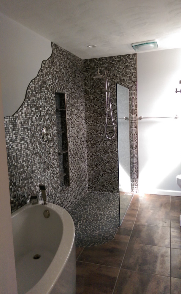 Photo of a mid-sized transitional master bathroom in Dallas with a curbless shower, black tile, mosaic tile and porcelain floors.