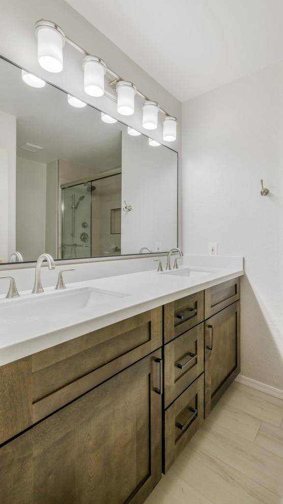 Inspiration för ett stort vintage vit vitt badrum med dusch, med skåp i shakerstil, skåp i ljust trä, grå väggar, klinkergolv i porslin, ett undermonterad handfat, bänkskiva i kvarts och brunt golv