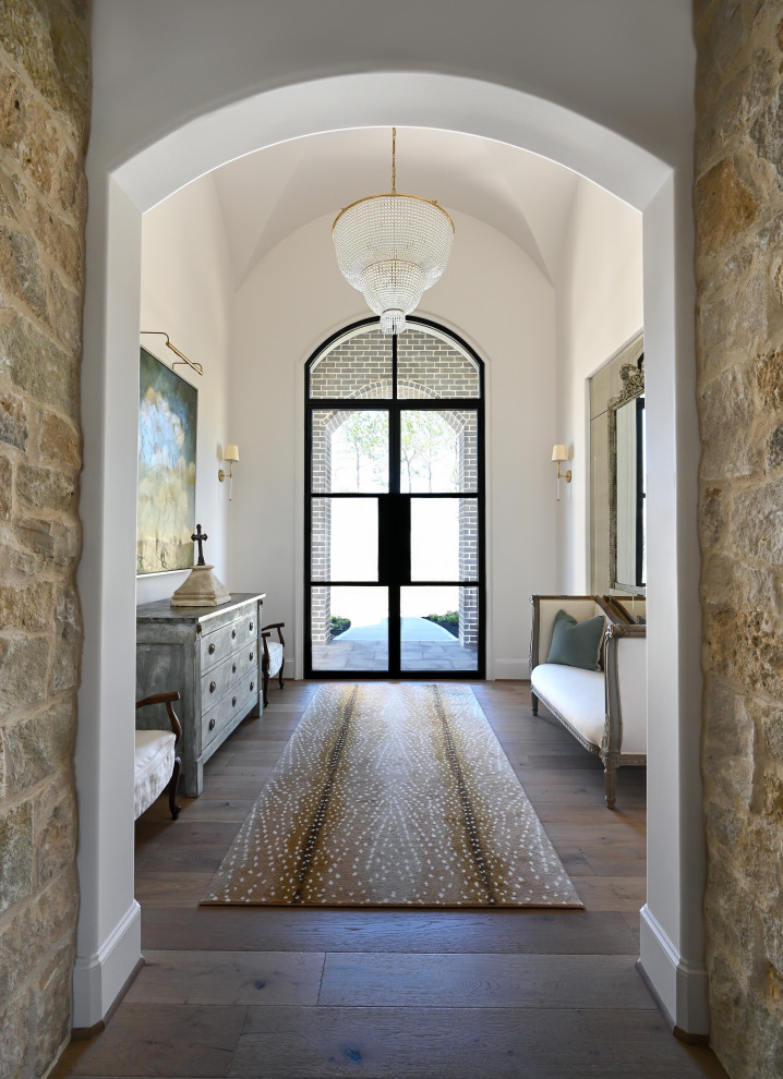 Mittelgroße Haustür mit weißer Wandfarbe, dunklem Holzboden, Doppeltür, schwarzer Haustür und gewölbter Decke in Houston