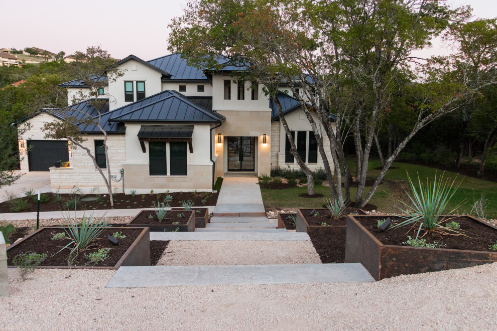 Свежая идея для дизайна: большой солнечный, летний засухоустойчивый сад на переднем дворе в стиле модернизм с дорожками, хорошей освещенностью и покрытием из гравия - отличное фото интерьера