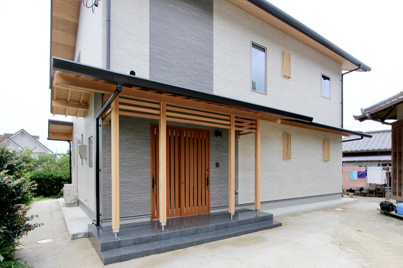 Photo of a large and beige two floor detached house in Fukuoka with mixed cladding, a pitched roof, a tiled roof and a grey roof.