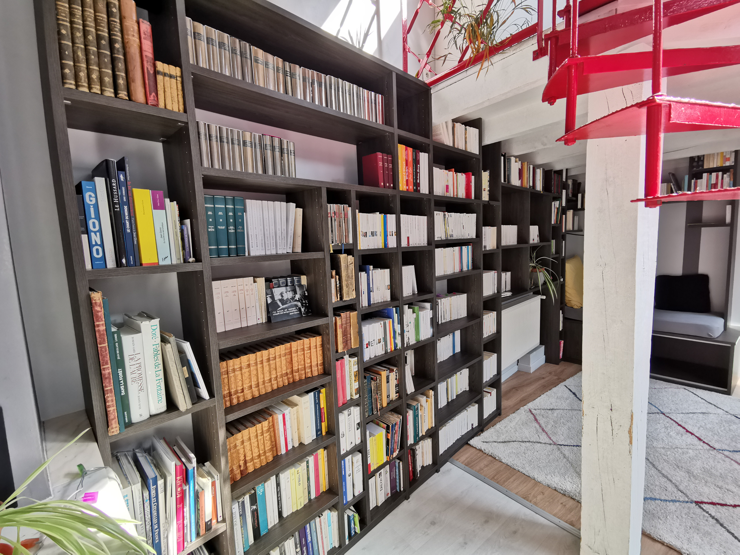 Bibliothèque avec coin lecture